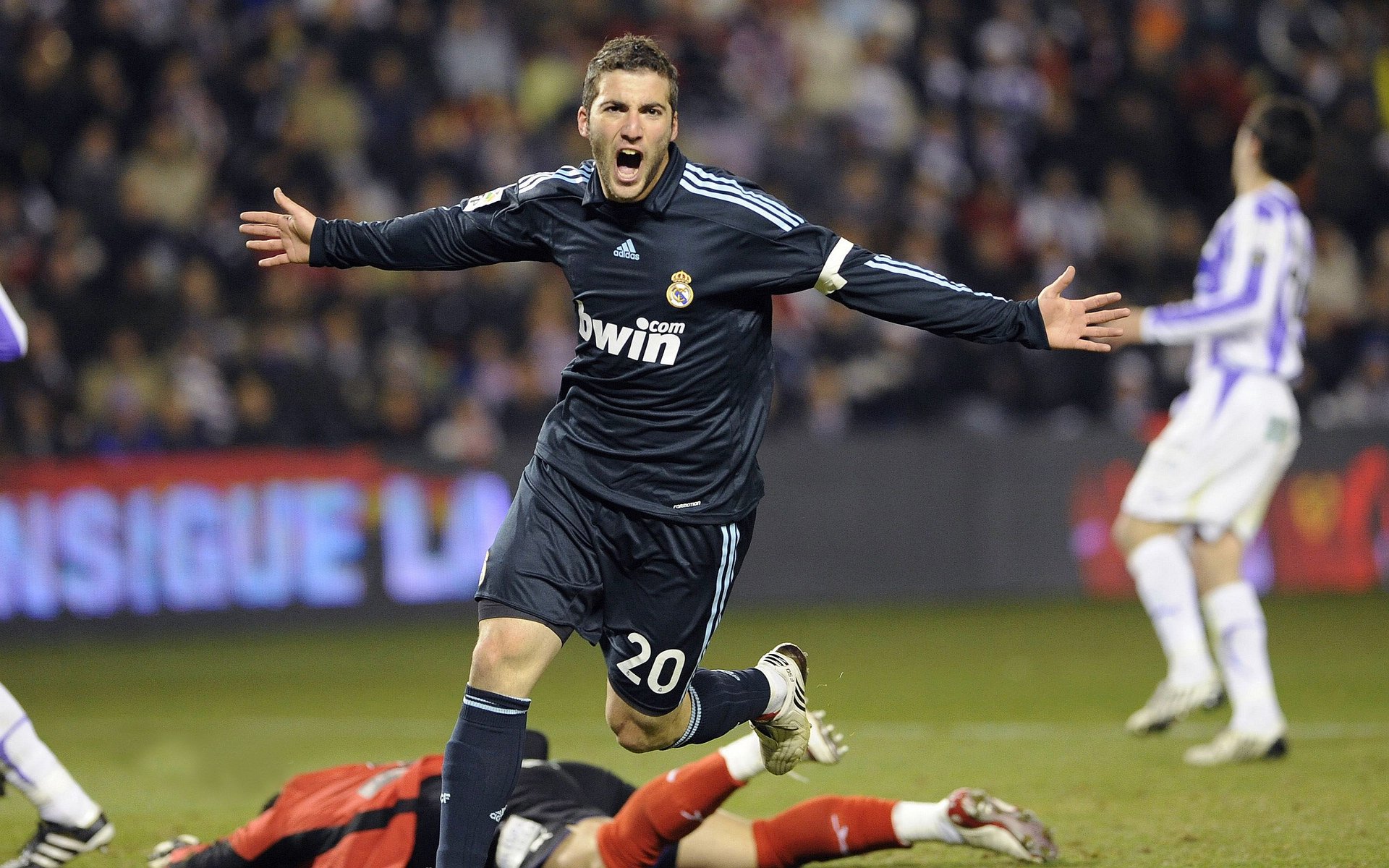 C罗与队友赛后庆祝气氛欢乐轻松，c罗和谁配合